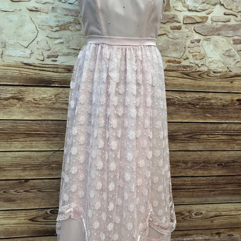 Rosafarbenes zweiteiliges Vintage Spitzen-Maxikleid mit besticktem Tüllrock, mit Puffärmeln und Spitzenknöpfen