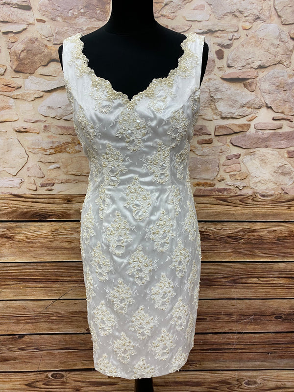 „Kurzes ivoryfarbenes Vintage-Cocktailkleid in Größe 38 mit Perlen- und Spitzenapplikationen, taillierter Schnitt, Rückenschlitz, ungetragen, sehr guter Zustand.