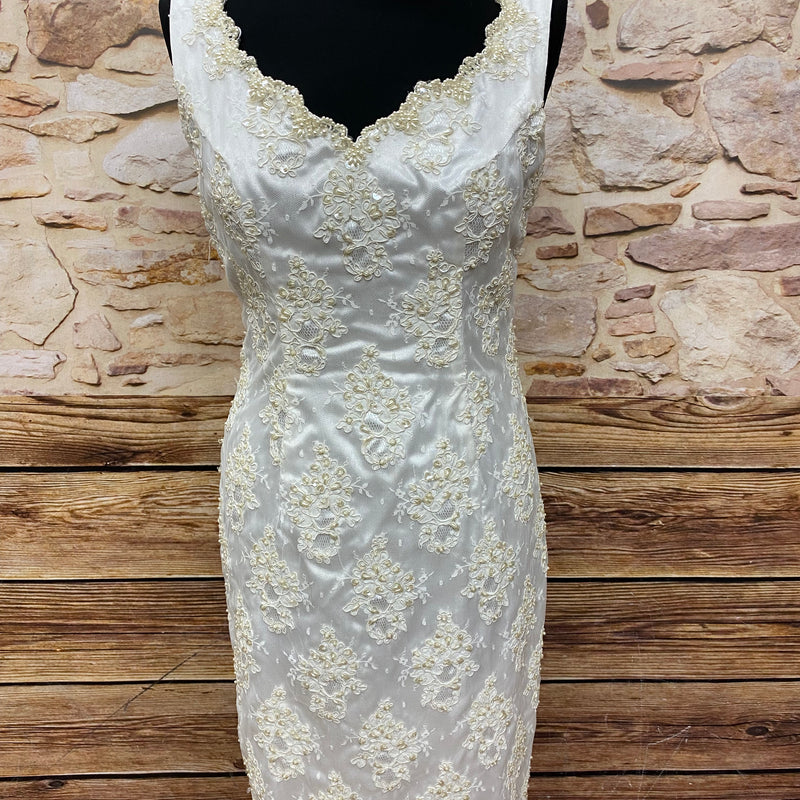 „Kurzes ivoryfarbenes Vintage-Cocktailkleid in Größe 38 mit Perlen- und Spitzenapplikationen, taillierter Schnitt, Rückenschlitz, ungetragen, sehr guter Zustand.