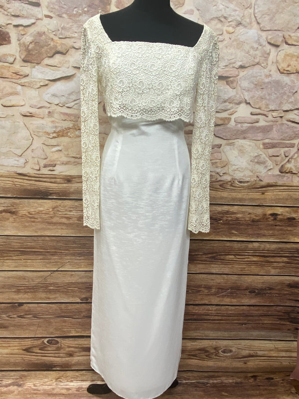 Vintage Standesamtkleid in Cremeweiß, Größe 40, mit langem Satinrock und langärmligem Spitzenoberteil von Paloma, 70er/80er-Jahre, sehr guter Zustand.