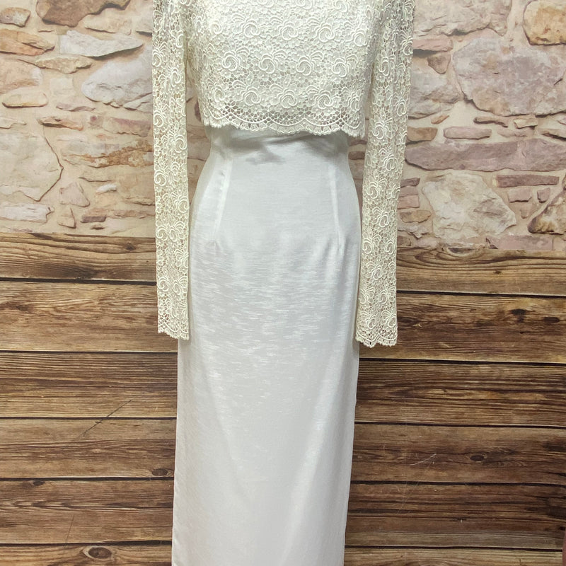 Vintage Standesamtkleid in Cremeweiß, Größe 40, mit langem Satinrock und langärmligem Spitzenoberteil von Paloma, 70er/80er-Jahre, sehr guter Zustand.