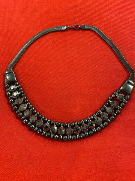 Vintage Statement Kette in Anthrazit mit facettierten dunklen Schmucksteinen und Metallperlen