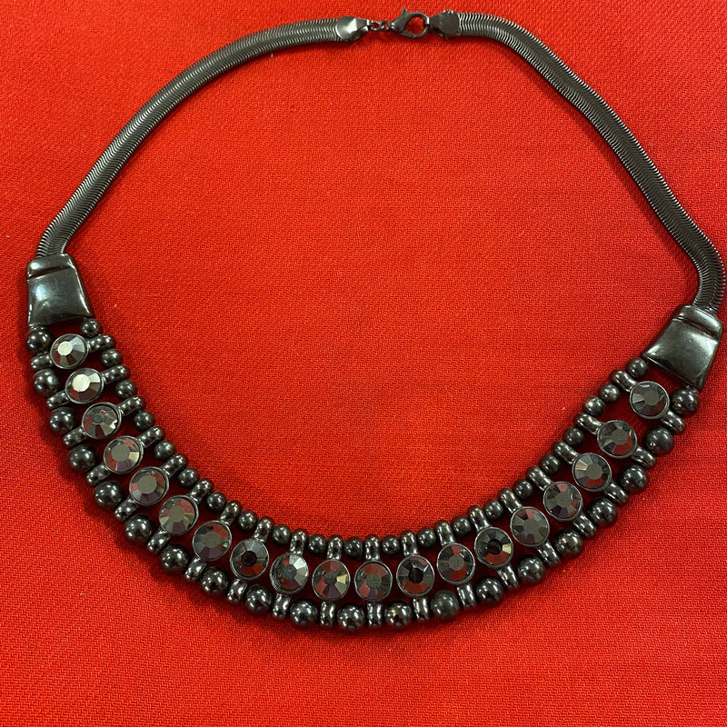 Vintage Statement Kette in Anthrazit mit facettierten dunklen Schmucksteinen und Metallperlen