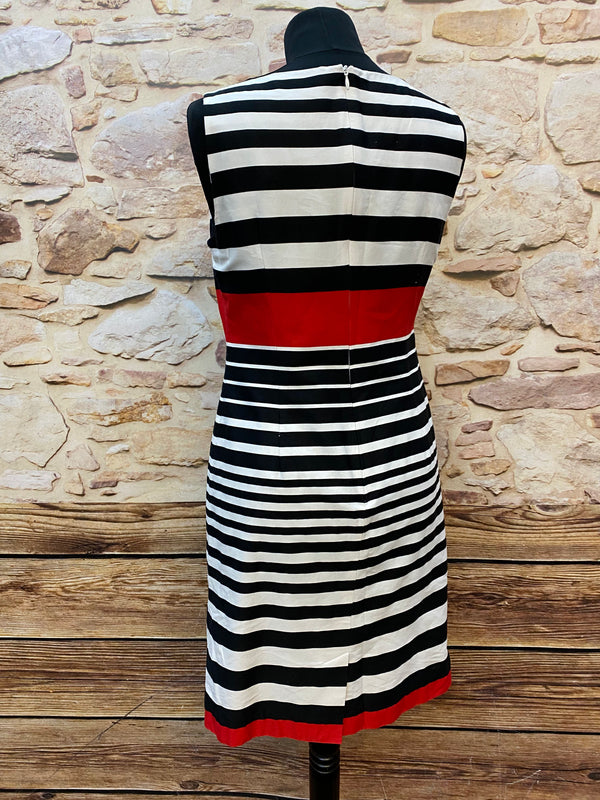 „Rückansicht Vintage Kleid gestreift schwarz weiß rot mit Reißverschluss“