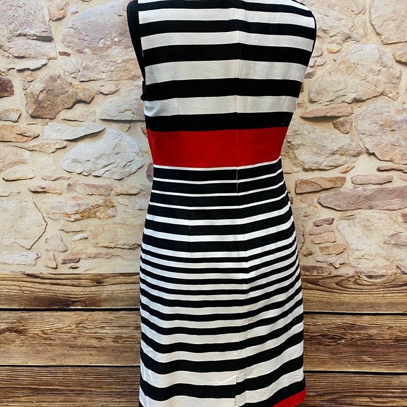 „Rückansicht Vintage Kleid gestreift schwarz weiß rot mit Reißverschluss“