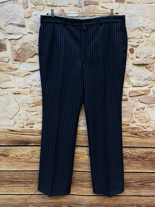 Gestreifte Vintage Stresemannhose für Herren in vollständiger Ansicht