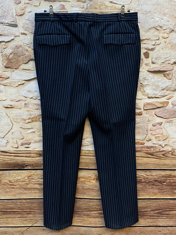 Rückseite der gestreiften Stresemannhose mit Pattentaschen