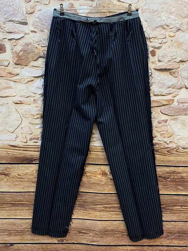 Traditionelle Nahtzugaben und Heftfäden der Vintagehose