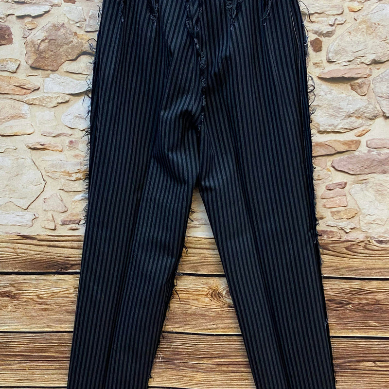 Traditionelle Nahtzugaben und Heftfäden der Vintagehose