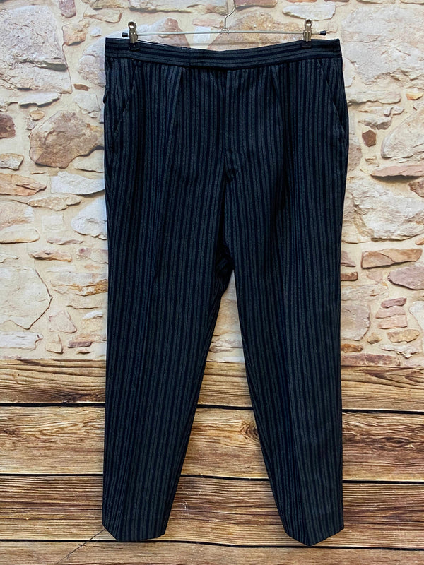 Vorderseite der gestreiften Stresemannhose für Herren
