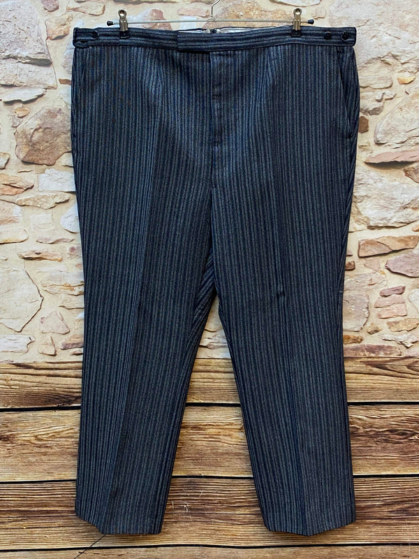 Vorderseite der gestreiften Stresemannhose für Herren