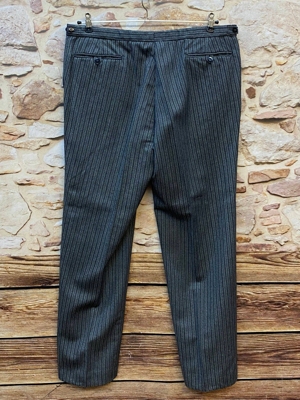 Rückseite der Stresemannhose mit geknöpften Gesäßtaschen