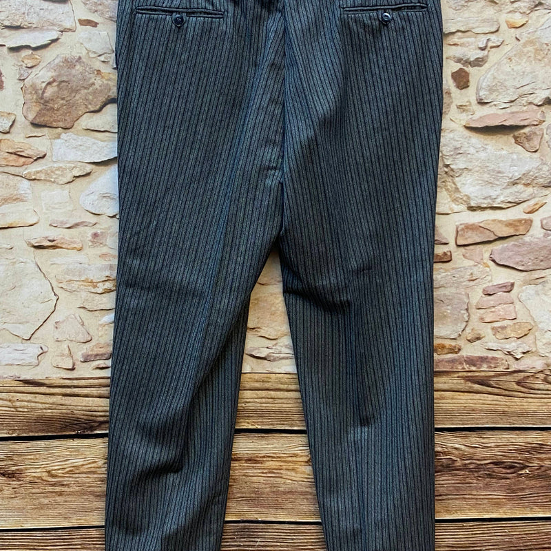 Rückseite der Stresemannhose mit geknöpften Gesäßtaschen