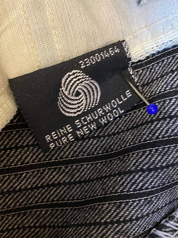 Etikett reine Schurwolle und Pure New Wool