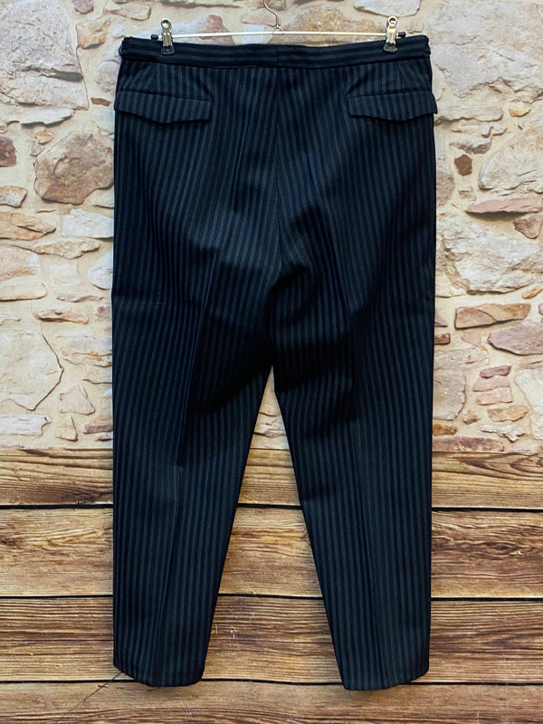 Rückseite der gestreiften Herren-Stresemannhose