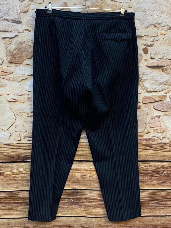 Rückseite der gestreiften Stresemannhose mit Pattentaschen