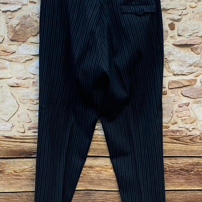 Rückseite der gestreiften Stresemannhose mit Pattentaschen