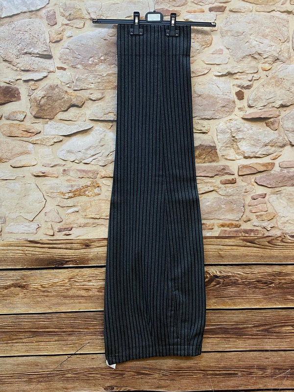 Vintage Stresemannhose Herren Größe 50, grau-schwarz gestreift, handgefertigt, Schurwolle, Bundweite 88 cm, sehr guter Zustand, ca. 1930er–40er Jahre. Auf Bügel hängend.
