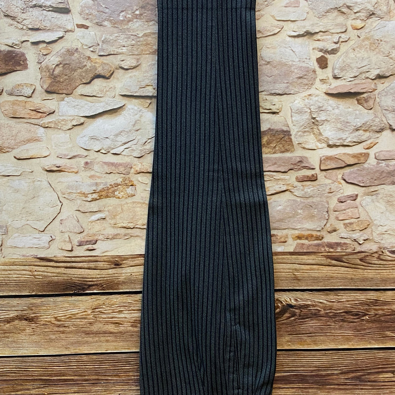 Vintage Stresemannhose Herren Größe 50, grau-schwarz gestreift, handgefertigt, Schurwolle, Bundweite 88 cm, sehr guter Zustand, ca. 1930er–40er Jahre. Auf Bügel hängend.