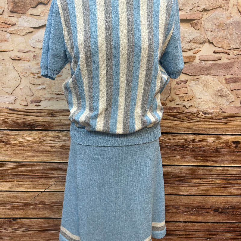 weiteiliges hellblaues Vintage-Strickkostüm aus Top mit Blockstreifen und A-Linien-Rock