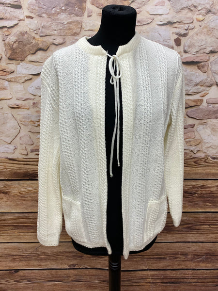 Cremefarbene Vintage Damen-Strickjacke Größe 42 aus den 80er/90er Jahren, klassischer Stil, ideal für Tracht, Brautkleid oder Alltag, guter Zustand.