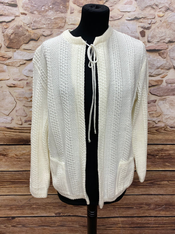 Cremefarbene Vintage Damen-Strickjacke Größe 42 aus den 80er/90er Jahren, klassischer Stil, ideal für Tracht, Brautkleid oder Alltag, guter Zustand.