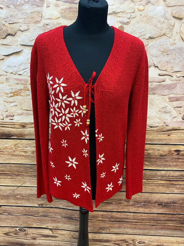 Rote Vintage-Strickjacke Größe 40 mit weißer Blumenstickerei und Bindeband mit Holzperlen
