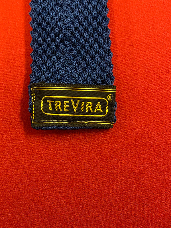 „Detailaufnahme blaue Strickkrawatte mit grober Strickstruktur“