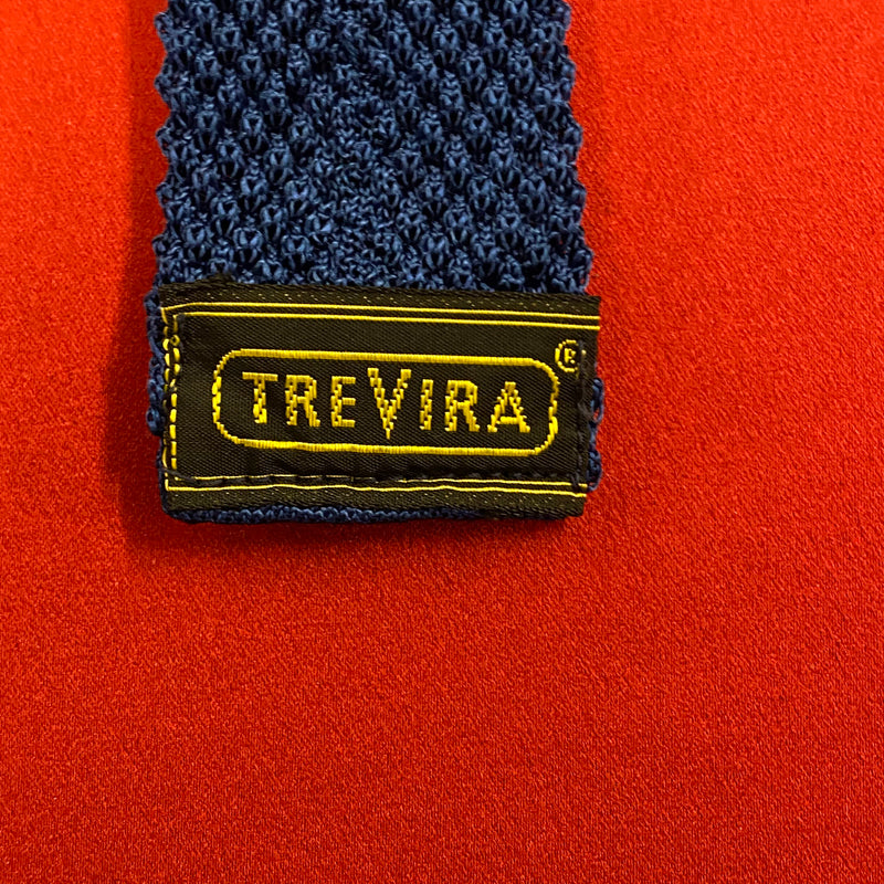 „Detailaufnahme blaue Strickkrawatte mit grober Strickstruktur“