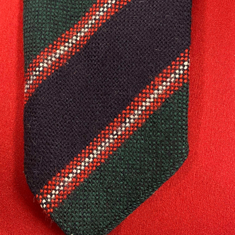„Detailaufnahme gestreifte Retro Krawatte mit rotem und weißem Muster“