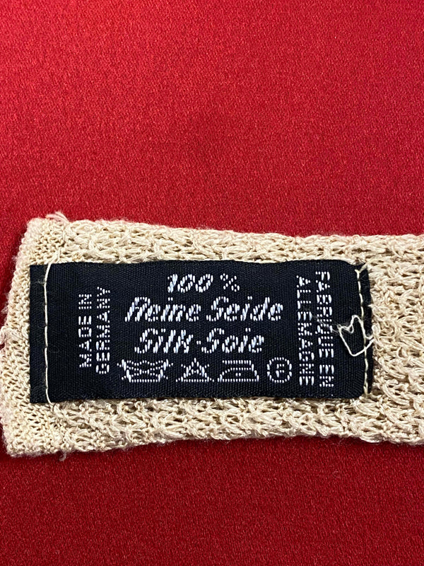 „Detailaufnahme beige Strickkrawatte mit feiner offener Struktur“
