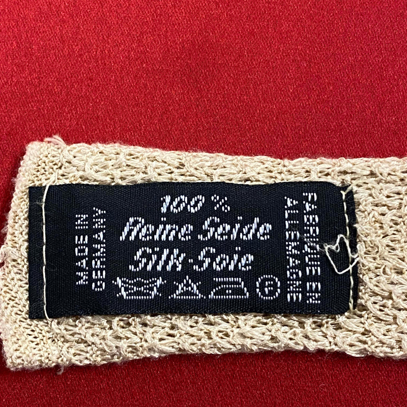 „Detailaufnahme beige Strickkrawatte mit feiner offener Struktur“