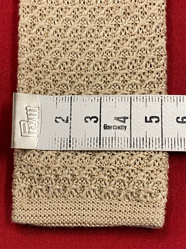 „Schmale Vintage Strickkrawatte beige mit Maßband zur Breitenangabe“