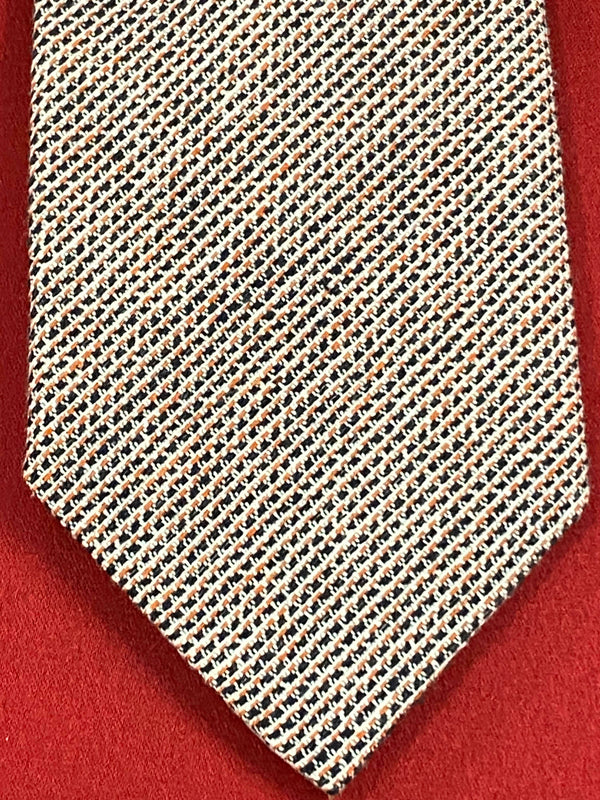 „Detailaufnahme Vintage Krawatte mit feinem geometrischem Muster in Beige und Braun“