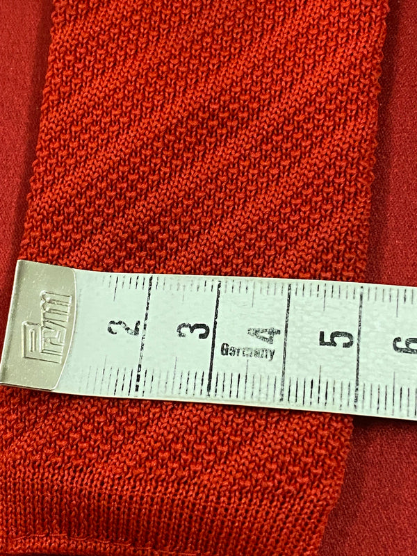 „Spitze der roten Vintage Strickkrawatte mit schmalem Schnitt und Strickmuster“