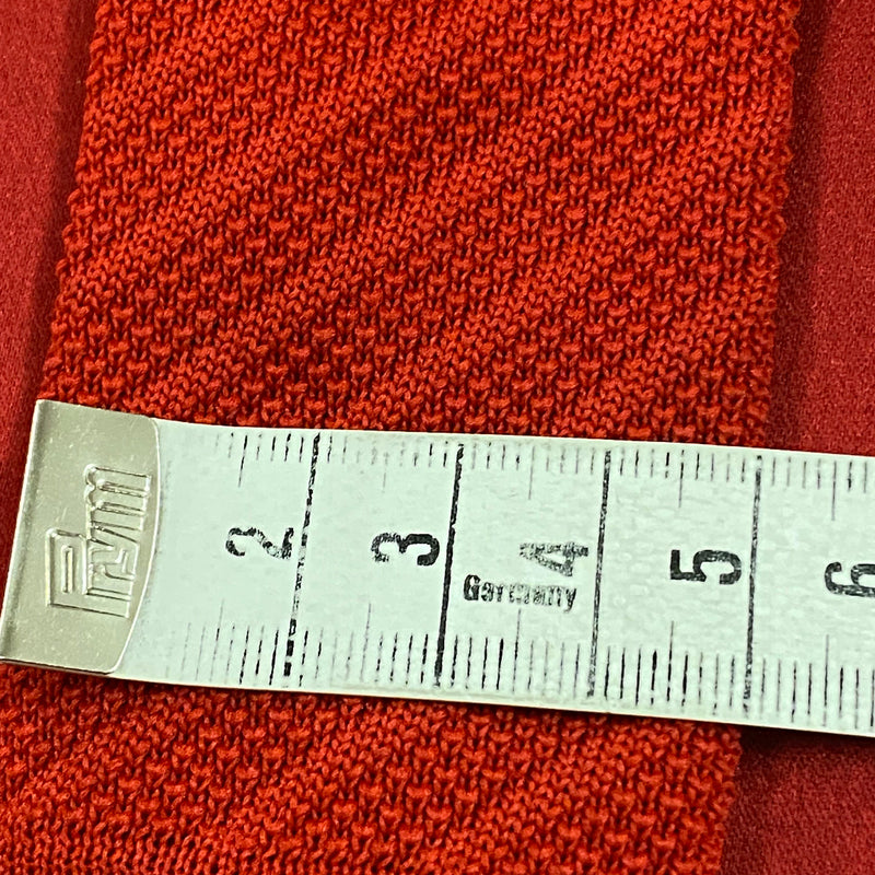 „Spitze der roten Vintage Strickkrawatte mit schmalem Schnitt und Strickmuster“
