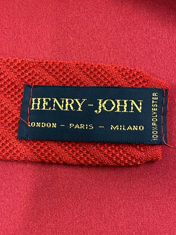„Spitze der roten Vintage Strickkrawatte mit schmalem Schnitt und Strickmuster, Markenschild“