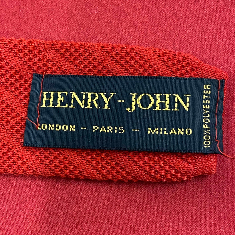 „Spitze der roten Vintage Strickkrawatte mit schmalem Schnitt und Strickmuster, Markenschild“
