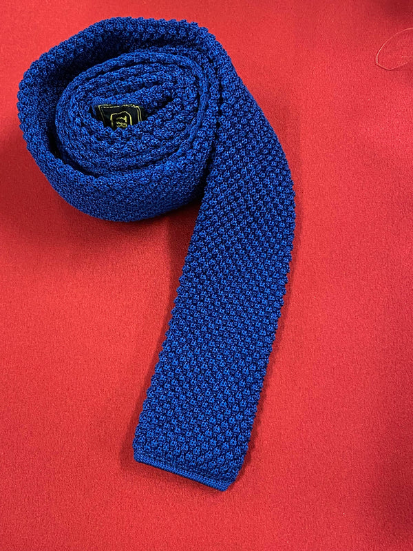 „Vintage Strickkrawatte blau von Treviara auf rotem Hintergrund“