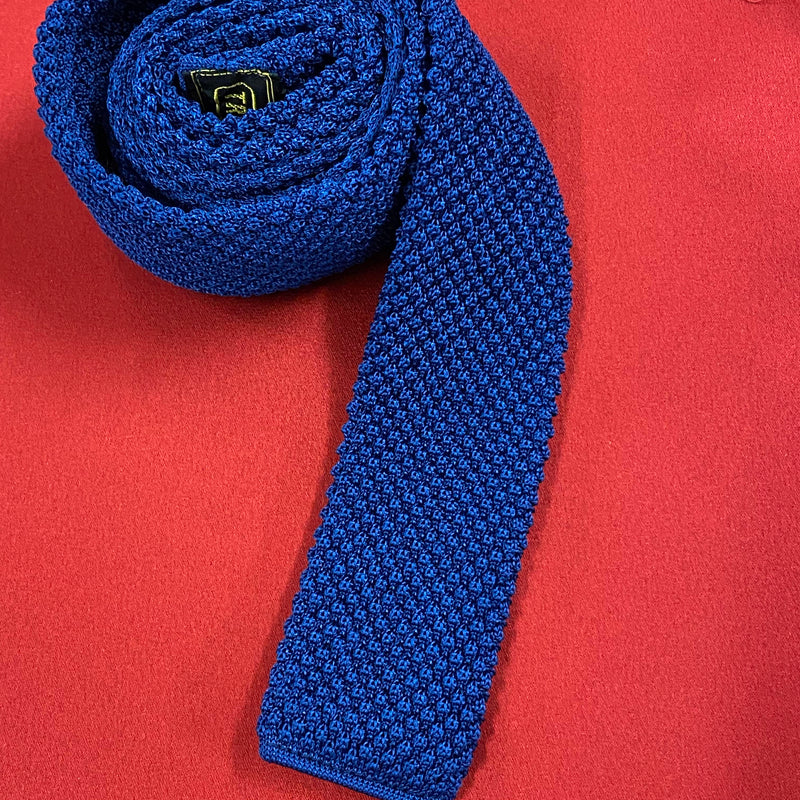 „Vintage Strickkrawatte blau von Treviara auf rotem Hintergrund“