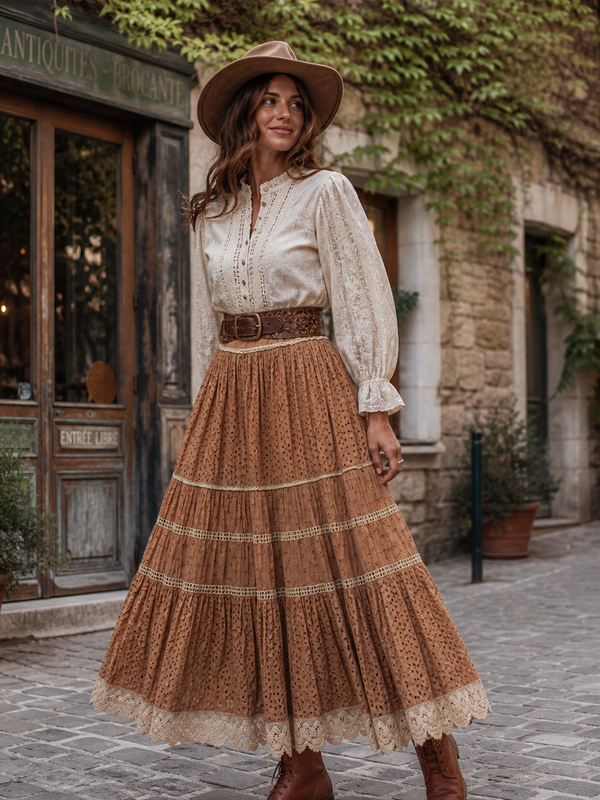 „Vintage Stufenrock Boho Outfit mit Bluse und Hut an Model in romantischer Altstadt Umgebung“
