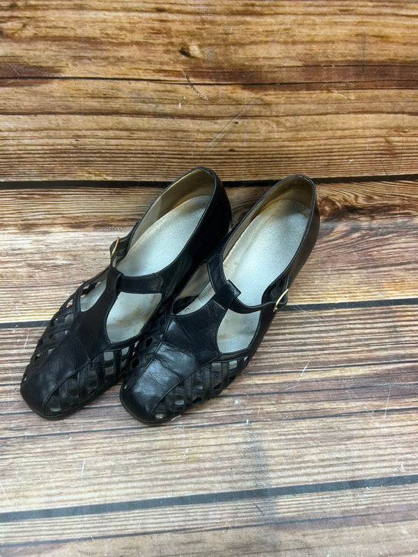 Bild-Alt-Text:
„Vintage Damen T-Steg Schuhe aus schwarzem Echtleder im 20er Jahre Stil – Größe 39 mit Flechtoptik und Blockabsatz“