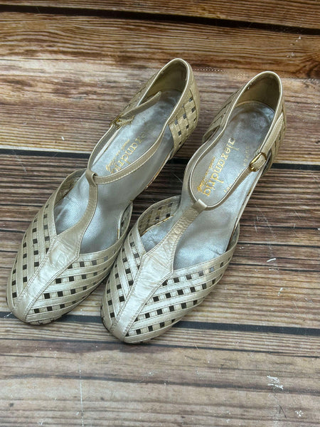 „Vintage Damen T-Steg Schuhe aus champagnerfarbenem Echtleder im 20er Jahre Stil – Größe 38,5, Made in Italy, mit Flechtoptik und Blockabsatz“