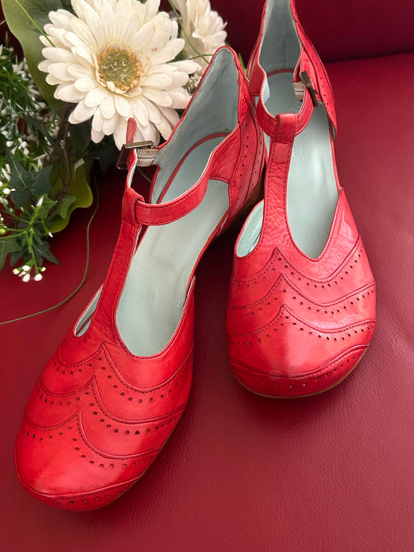 Kirschrote T-Strap-Pumps aus Leder mit Brogue-Lochung und Holzkeilabsatz