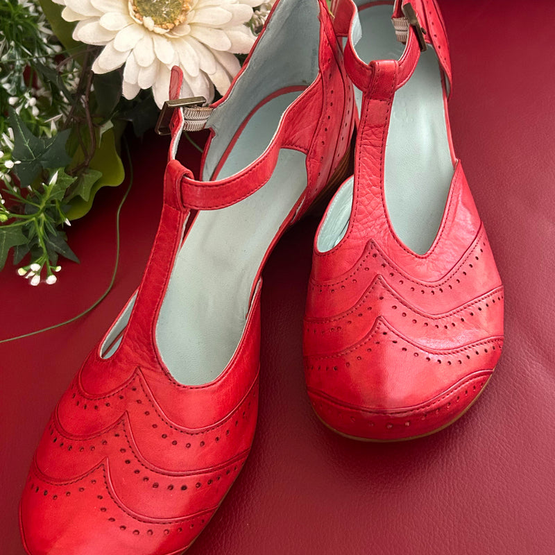 Kirschrote T-Strap-Pumps aus Leder mit Brogue-Lochung und Holzkeilabsatz