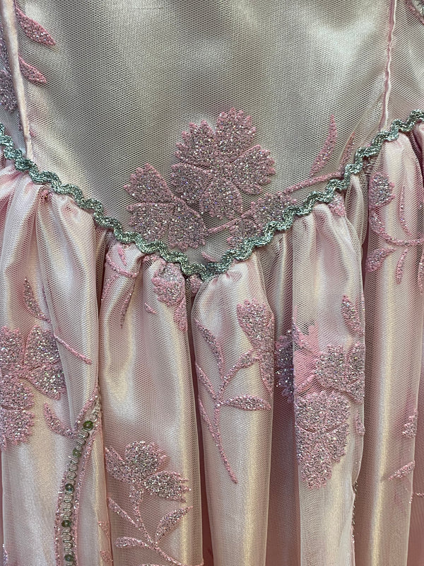 „Detailansicht rosa Theaterkostüm mit Tüll-Overlay und Glitzerblumen“