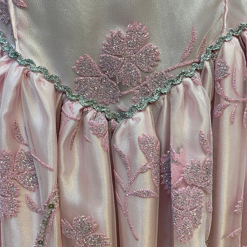 „Detailansicht rosa Theaterkostüm mit Tüll-Overlay und Glitzerblumen“
