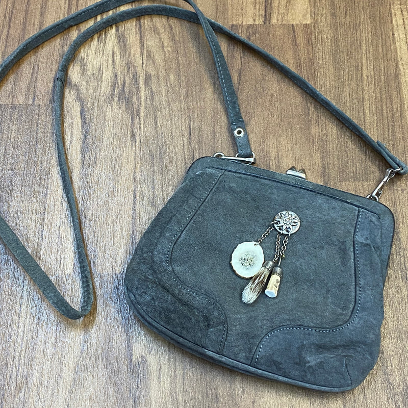 Vintage Trachten-Handtasche aus graugrünem Wildleder