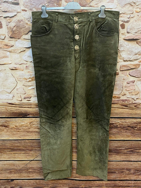 „Vintage Trachten Lederhose Herren grün lang Vorderansicht Echtleder mit Knopfleiste“