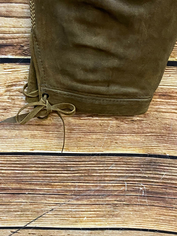 „Beinabschluss einer dunkelbraunen Kniebund Lederhose mit Schnürung und Vintage Patina“